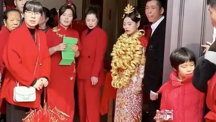 豪門婚宴狠砸9.2億！新娘脖掛上百金鐲　50名禮儀小姐迎賓排場誇張