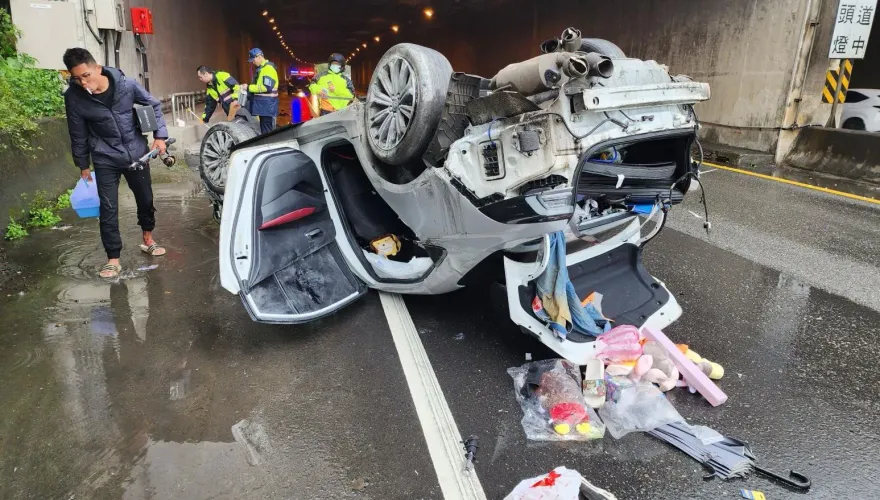 快訊/除夕返鄉出車禍？疑天雨路滑　萬瑞公路「轎車烏龜翻」…2人送醫