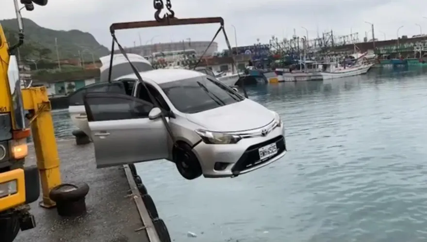 快訊/基隆協和莊漁港墜海轎車吊起　尚未發現失蹤者持續搜救