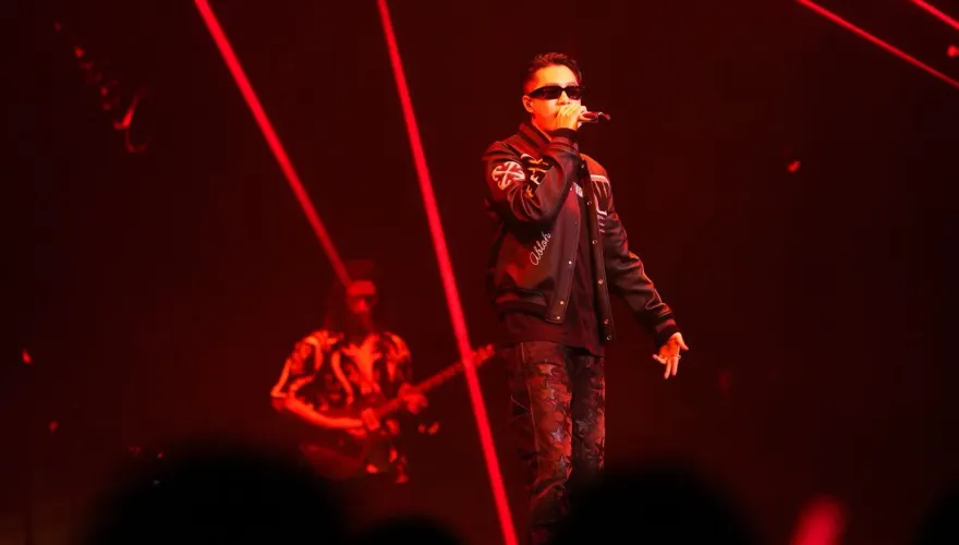 周湯豪攜手明華園跨界演出「非常過癮」！與千名學生共演炸翻