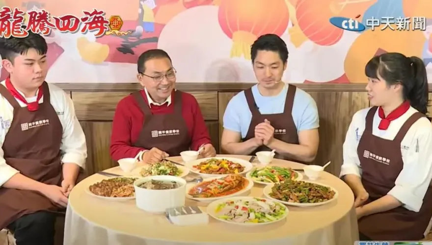 影/侯友宜、蔣萬安「煮夫PK」除夕上菜！他邊煮邊唱《告白氣球》拚了