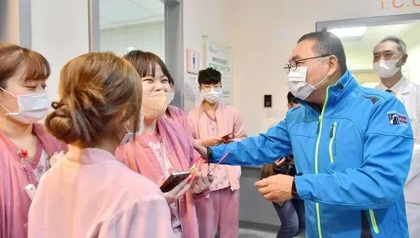 侯友宜慰問除夕值班醫護人員　贈福袋感謝他們無私付出