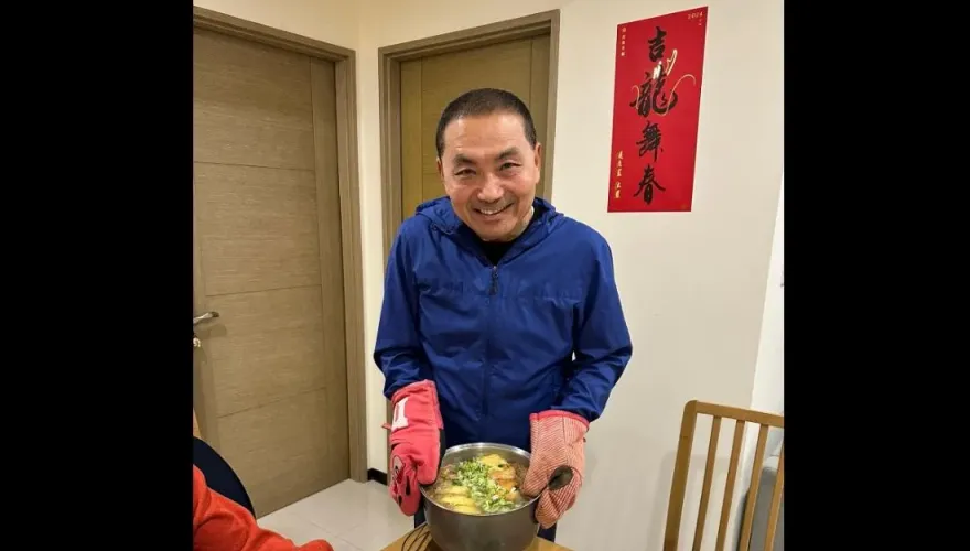 侯友宜年夜飯親下廚溫馨感恩妻女！煲湯祝福民眾「吉龍舞春」