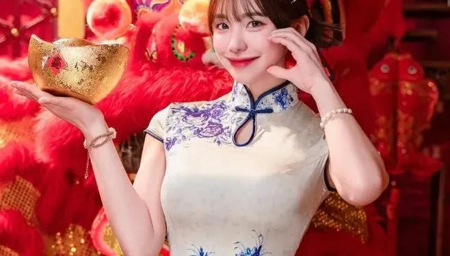 影/李多慧來了！火辣水蛇腰美照連發賀除夕　穿旗袍裝甜喊「包你爽歪歪」