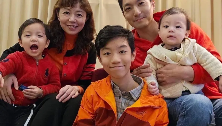 蔣萬安曬龍年全家福！「1歲三寶」罕見露臉融化3萬人
