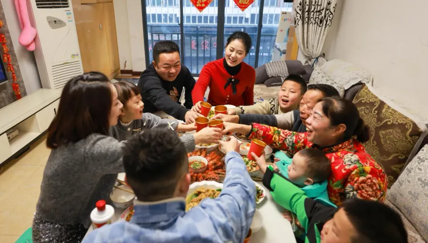 陸年輕人注重春節「儀式感」！9成受訪者堅持吃年夜飯、貼春聯、大掃除