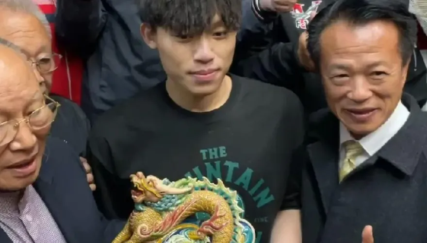影/嘉義新港奉天宮搶頭香！「前2人摔倒」21歲東海帥氣男大生奪得
