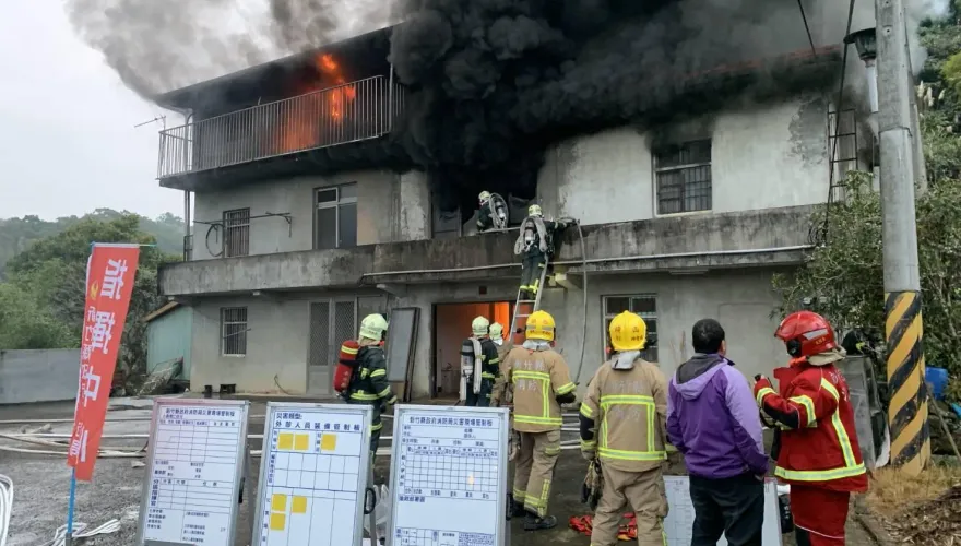 快訊/新竹關西民宅大火！3層樓全面燃燒　36歲男受困屋內慘亡