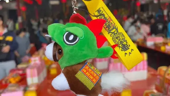 影/東隆宮小王馬年初一開賣！現場破百人搶購　「龍騰祥瑞」招財錢母限量贈送