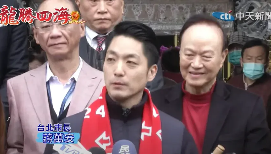 影/龍山寺參拜被問曾拜月老？　蔣萬安求生欲超強回這句　再拚小龍女反應曝