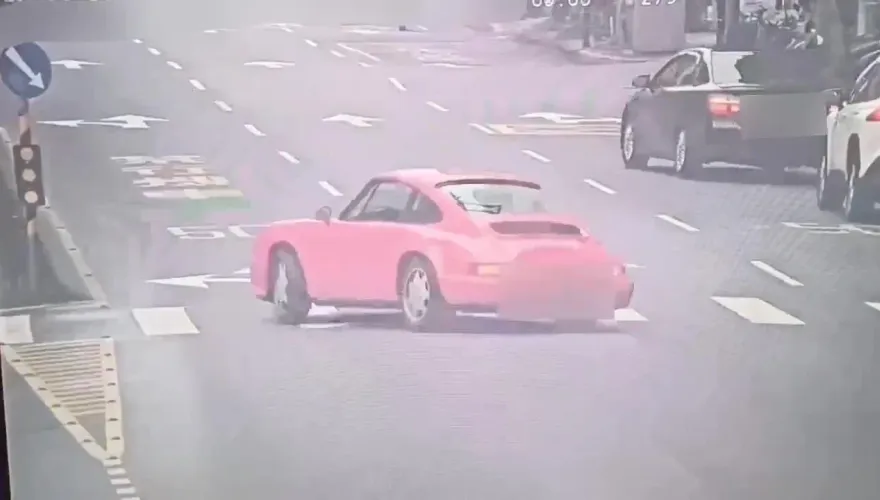 影/「經典車」險又-1！北市男駕駛保時捷911打滑　整車跨上分隔島
