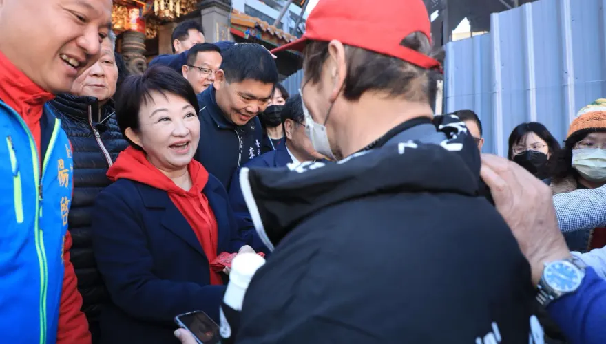 盧秀燕年初二連跑3廟　民眾清晨4點新竹搭火車到台中搶領「龍年小紅包」