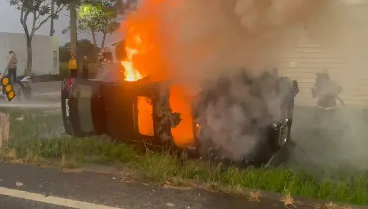 踹破玻璃死裡逃生過程曝！楊哲台南自撞火燒車險喪命　心有餘悸自述經過