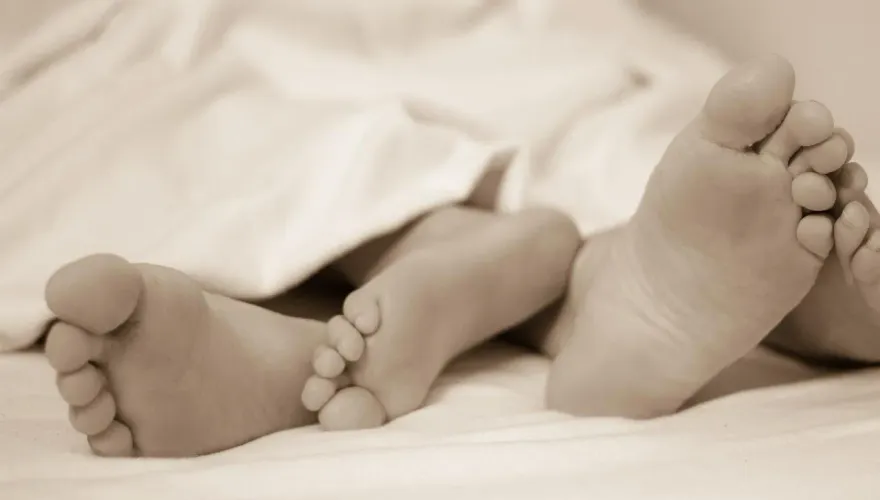 爸媽過年返鄉！哥哥「上爸媽的床做運動」　妹妹傻眼：那不是他女友