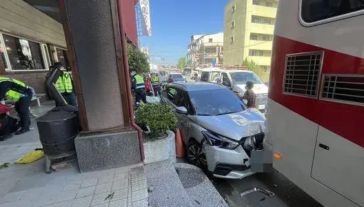 快訊/三義火車站前自小客失控衝遊覽車　6鐵道迷慘遭撞飛送醫