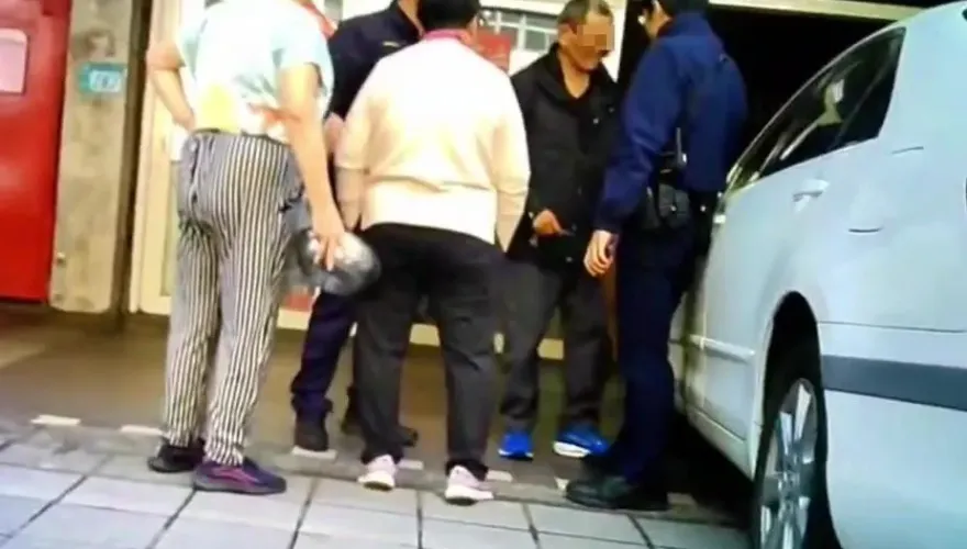 影/違停騎樓遮車牌遭檢舉　2婦揮瓢盆咆哮罵警…照開單