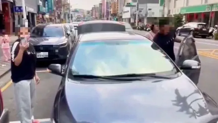 影/拍照檢舉違停爆街頭衝突！　車主家人拿手機錄怒嗆「檢舉達人在這啦」