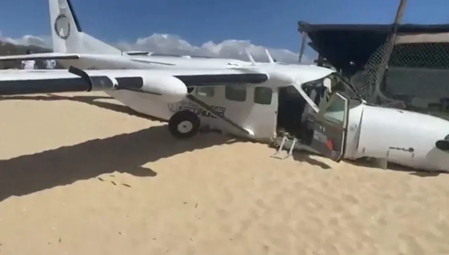 影/死神從天而降！小飛機緊急迫降　沙灘上男子疑遭輾斃