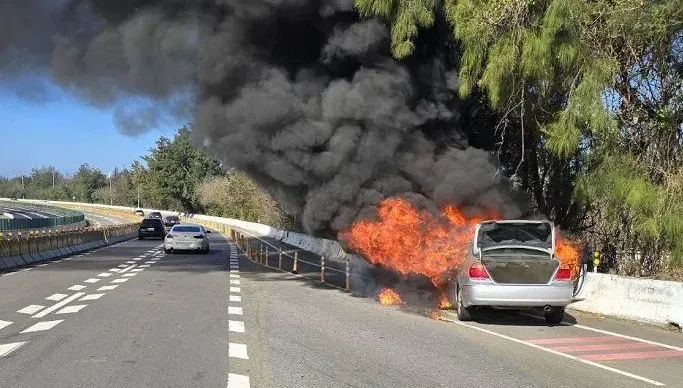 影/台61後龍匝道前火燒車！「烈焰吞噬整輛車」一家4口驚險逃離