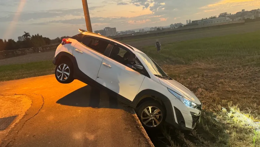 影/同地點又有「阿北出事了」！台中酒駕男連人帶車「插」進田裡警傻眼