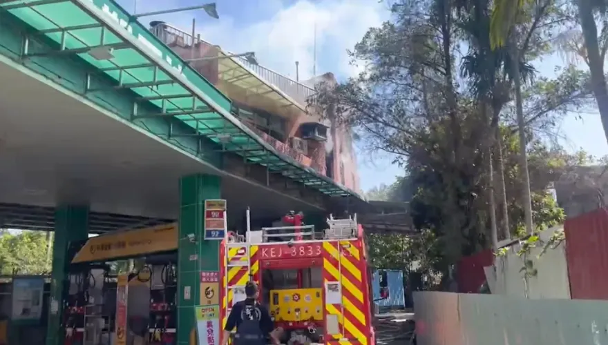 影/嚇死人！土城加油站2樓狂竄黑煙　消防員急衝現場灌救