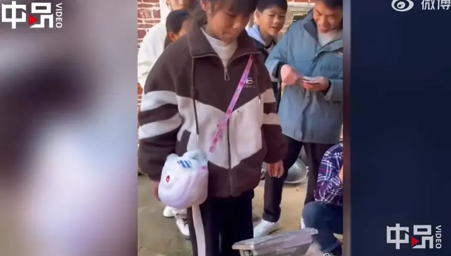 影/想拿紅包？先秤重！肉販舅按體重給外甥發壓歲錢　網友笑翻：挑食孩子吃虧了