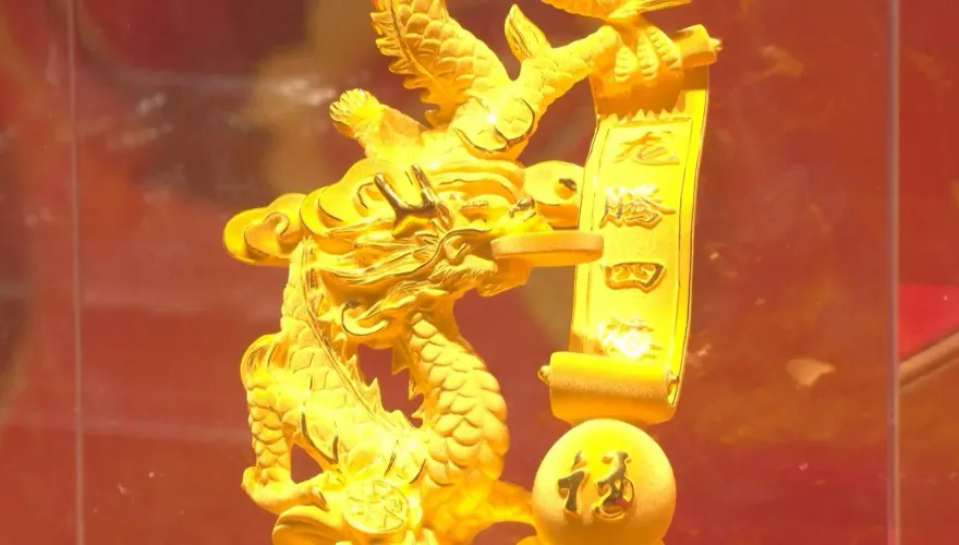 賣瘋了！上海金店1天售出逾1000根金條　陸春節掀買金潮90後00後漸成主力