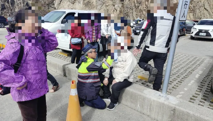 7旬翁登武嶺高山症發作　急攔警車求援「氧氣罐」保命