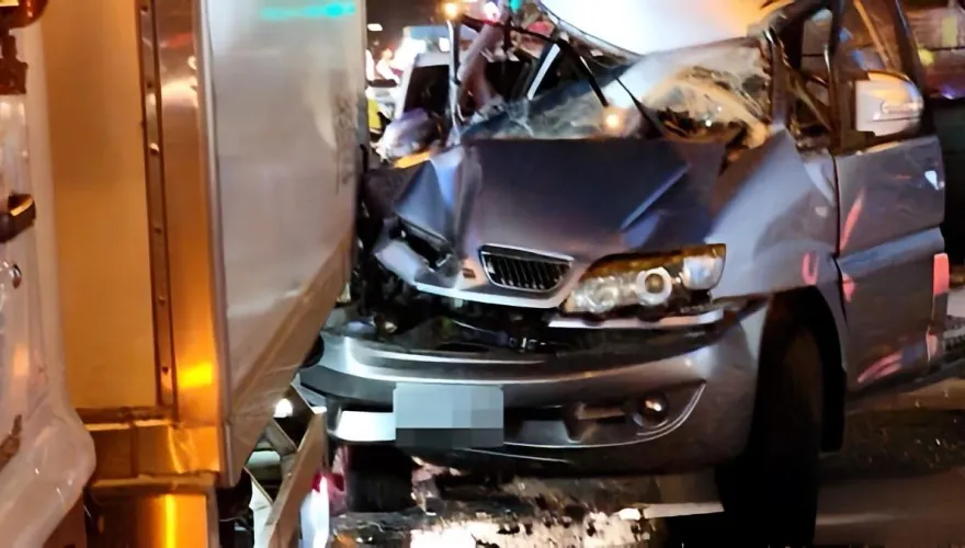 苗栗嚴重車禍！廂型車高速追撞違停物流車　車頭削一半、駕駛眼被割