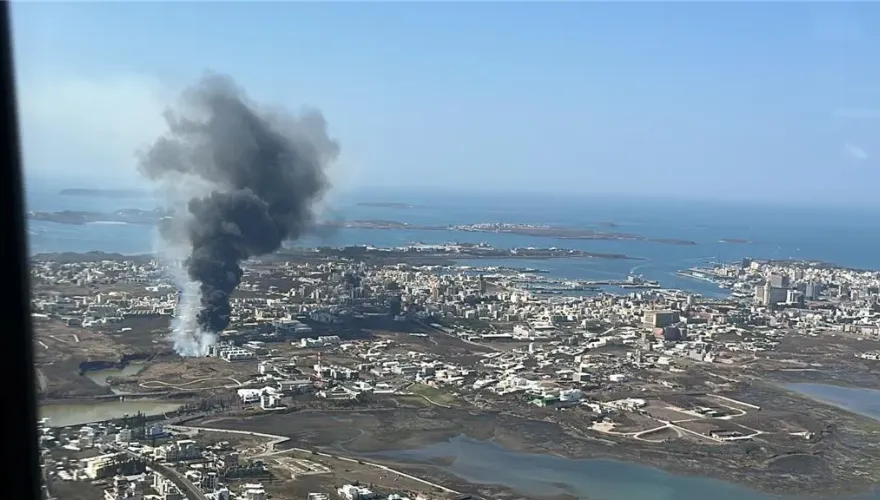 震撼空拍黑龍竄天！澎湖東衛水庫旁野火燎原　延燒住宅