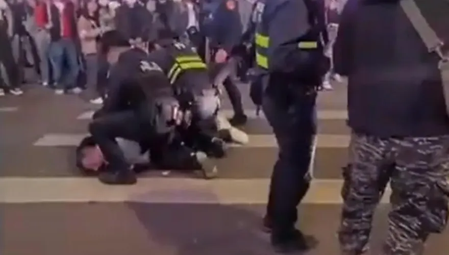 影/西門町暴走男揮醉拳路人驚逃　23歲陸戰隊軍人帥氣壓制