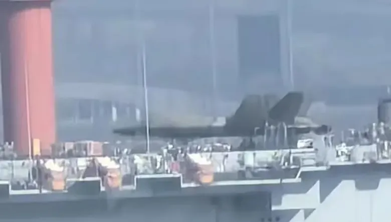 遼寧艦甲板驚見「殲-35」模型機　或揭示陸艦載機發展方向