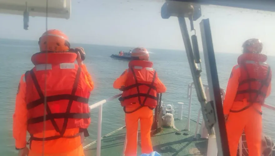 快訊/陸漁船越界捕魚遭取締釀2人落海身亡！海巡：該船蛇行拒檢還甩尾才翻覆