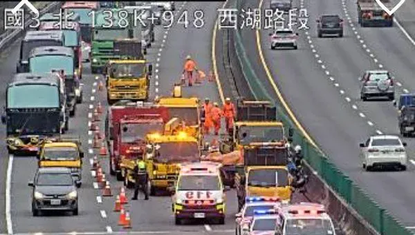 快訊/國道3號驚見貨車自撞「車頭全毀」！苗栗西湖段出事　50歲男駕駛OHCA搶命