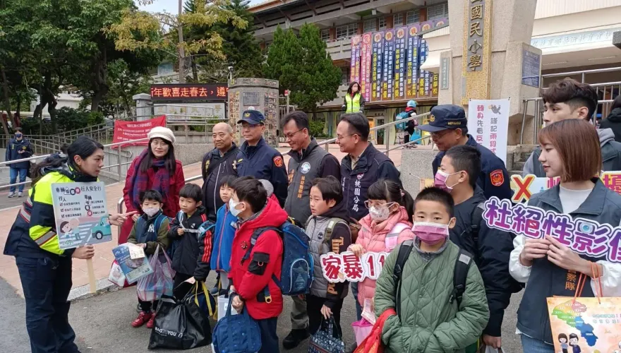 影/開學收心囉！桃園正妹警校門口迎學童　中壢「恐龍阿sir」給小朋友抱抱