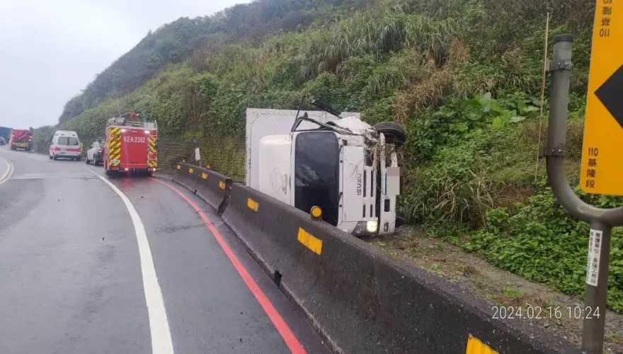 失控衝對向車道再整輛「翻越」護欄！台2線大貨車驚悚自撞車禍直擊