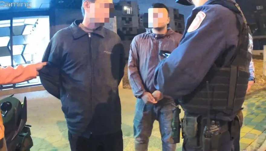 影/台中笨賊「自備鑰匙」偷機車發不動　靠「雙腳」滑當場被逮