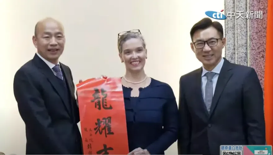 影/韓國瑜國會外交首秀！會見AIT處長孫曉雅　致贈「龍耀吉慶」春聯氣氛融洽