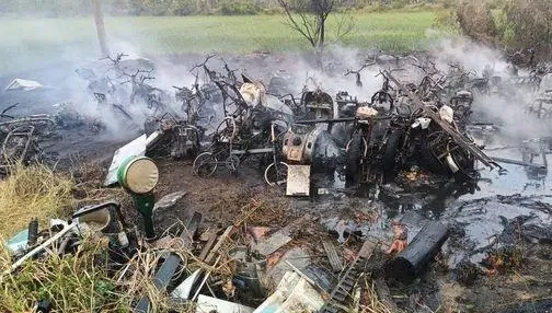 金門男放火整地滅紅火蟻卻釀災　不慎燒毀30輛古董機車損失慘重