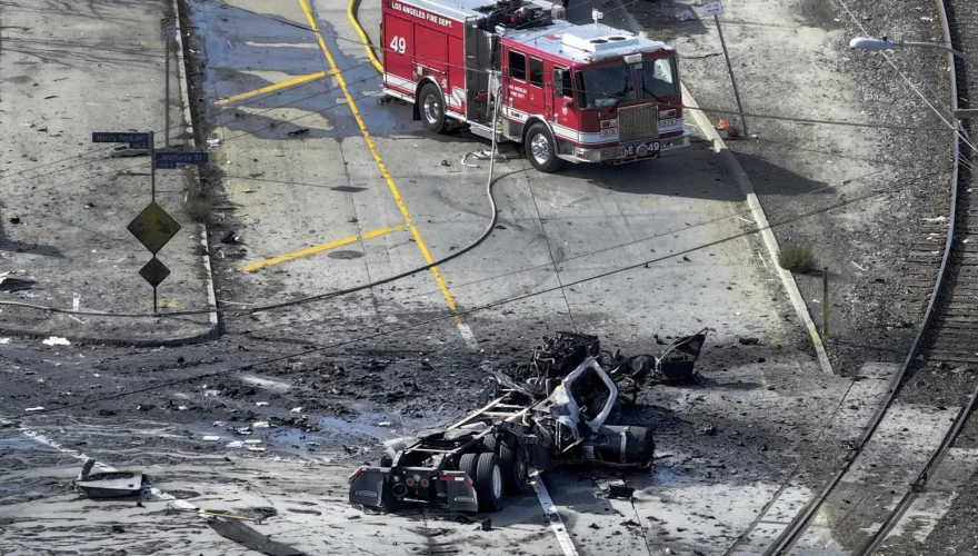 影/美卡車燃料罐突起火爆炸「巨大火球竄向天際」　9名消防員輕重傷送醫搶救