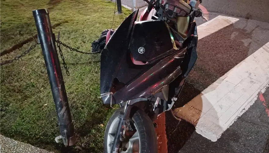 淡水騎士「自撞分隔島」慘亡！人車噴飛頭部重傷　搶救1小時仍不治