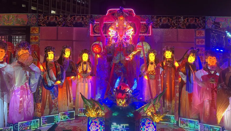 台北花燈很毛！神明似紙紮「細眉翹睫毛」太逼真　 作者：南部常見