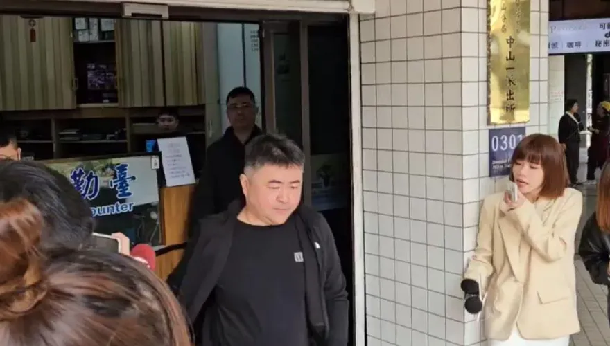 快訊/林千又家暴案！賴姓富商做完筆錄「衝出警局」　拔腿狂奔進座車