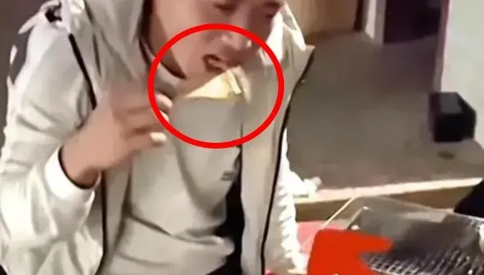 影/醉成這樣！男子「把毛刷當串燒」狂啃　邊吃邊吐毛眾人笑翻