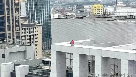 生死一瞬間！新莊建案工人19樓高「驚險高空走梁」　完全無防護設施