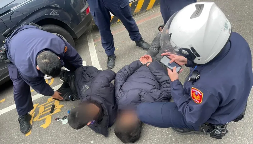 影/冤家路窄！初七3煞三峽老街巧遇債務人「攔車逼債」　當街被逮