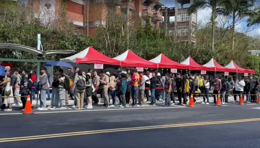 影/補班日破千人上山排隊搶天燈！平溪天燈節今晚浪漫登場