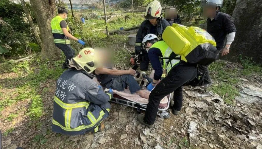 新北男整地農用機翻覆！左腿捲入「刀片鑲嵌小腿」　血流不止送醫搶救