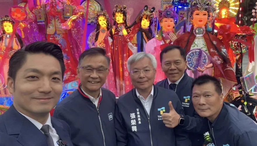 眾神花燈挨酸「元宵變中元」爆紅！作者曝：接到很多禮儀社訂單