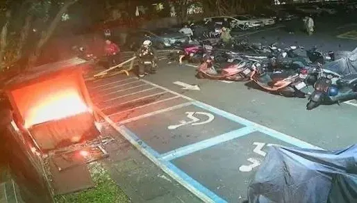 內湖驚見停車場收費亭遭炮攻陷火海！闖禍屁孩還躲一旁公園裝沒事通通被逮